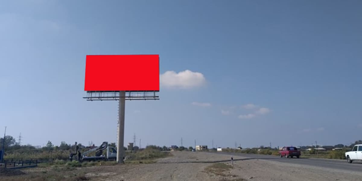 MB 010, Salyan. Şəhərin girişi