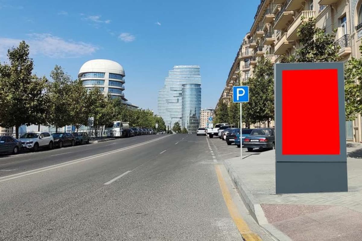 CP 004, Ağ şəhər küçəsi