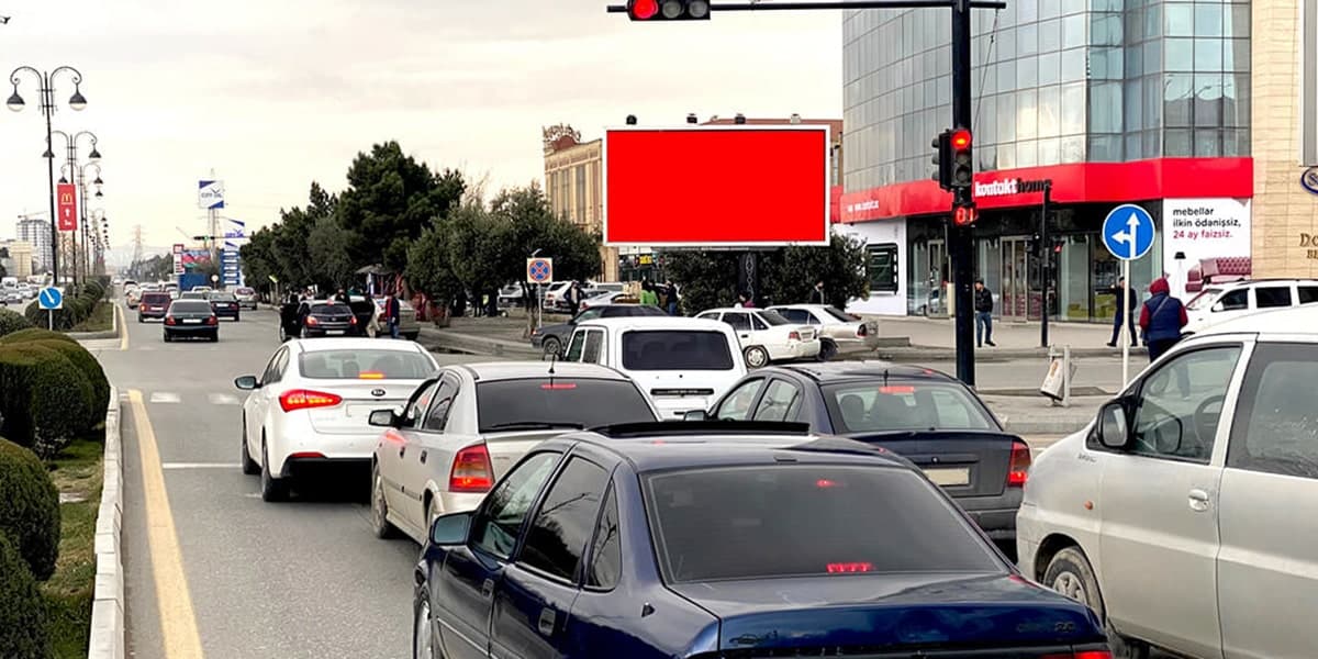 PR 012, Sülh küç. Sülh Plazanın qarşısı